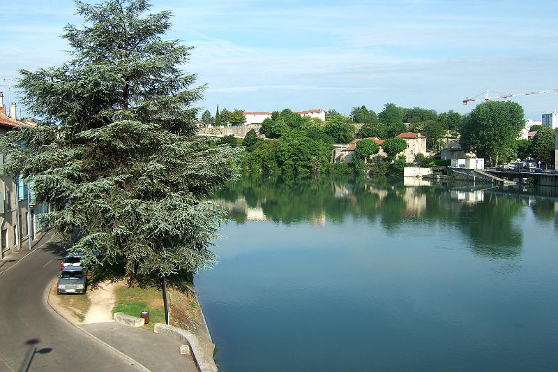 2011-05- (1266).JPG - Ein Blick von der Brücke Richtung Nord-Westen zurück auf "die Römer"